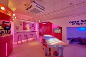 레트로 팝 감성 도넛카페 바 좌석 인테리어